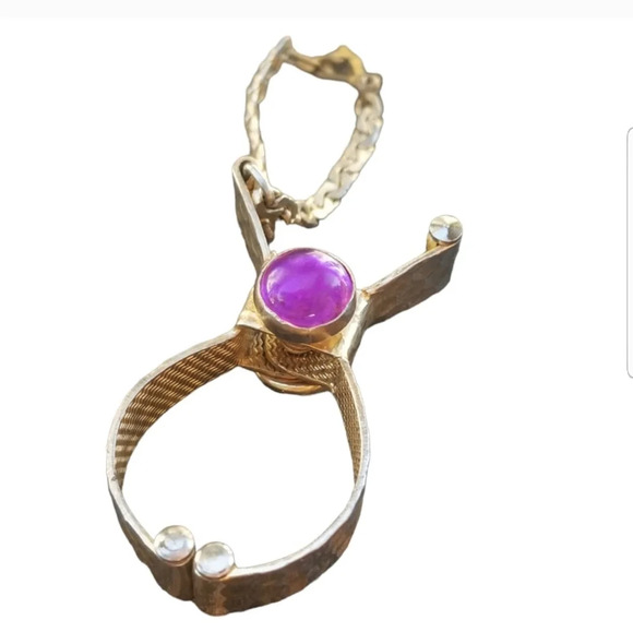 1950s VINTAGE GOLDTONE WITH PURPLE CABACHON JEWEL DETAIL GLOVE CLIP - Picture 3 of 5